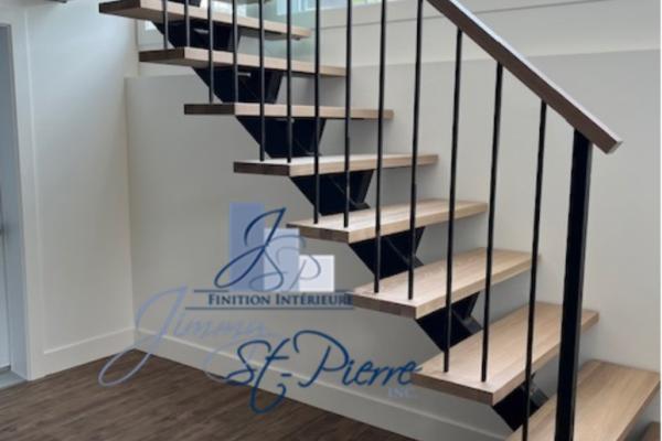 Escalier avec limon en métal