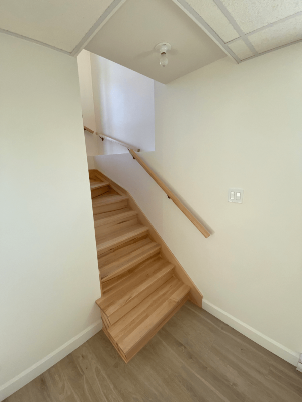 Escalier standard entre deux murs 10