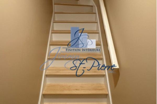 Escalier standard entre deux murs 