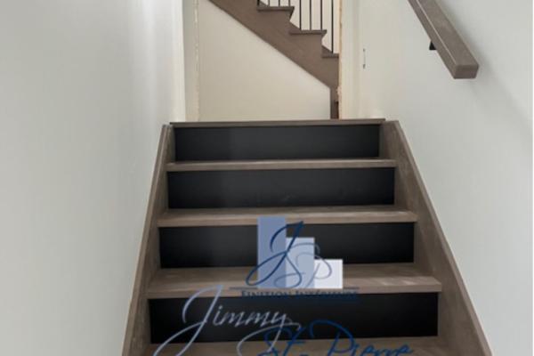 Escalier standard entre deux murs 
