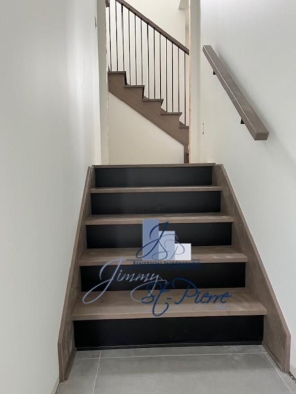 Escalier standard entre deux murs 