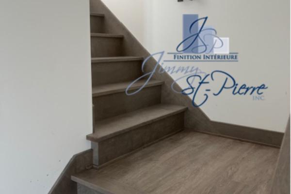 Escalier standard entre deux murs 