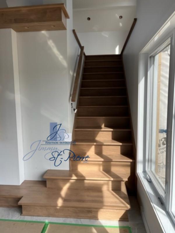 Escalier standard entre deux murs 