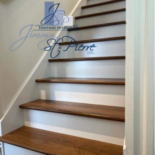 Escalier standard entre deux murs 