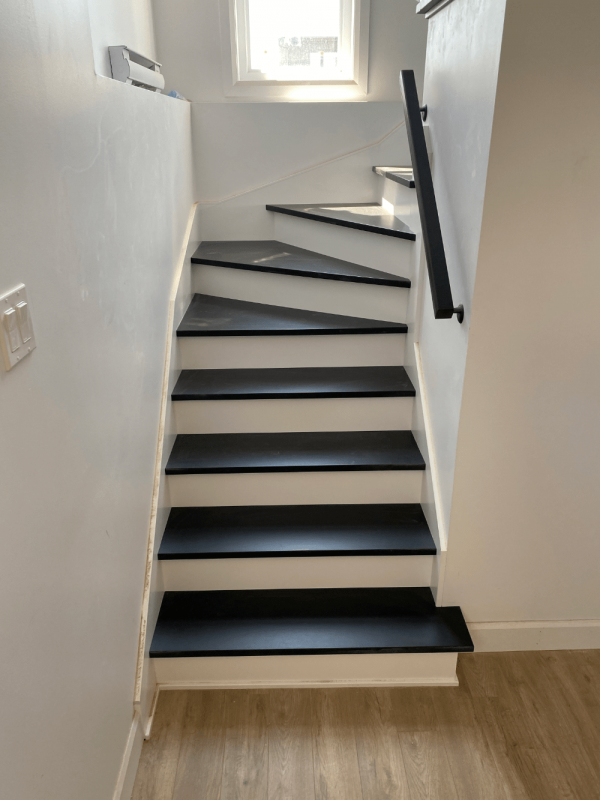 Escalier standard entre deux murs 9