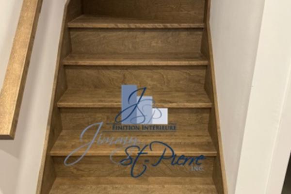 Escalier standard entre deux murs 