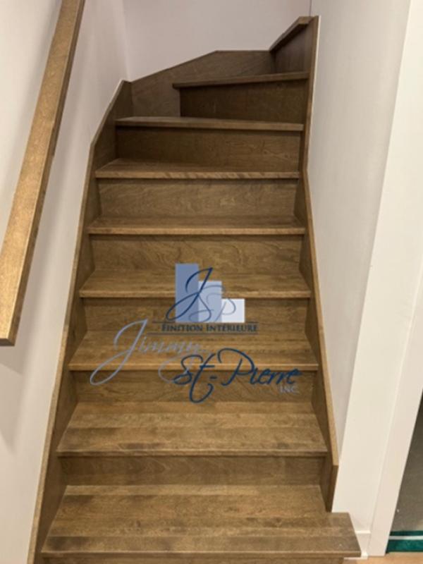 Escalier standard entre deux murs 