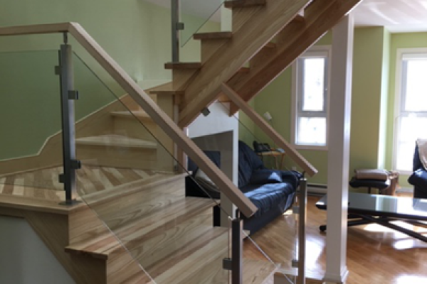 Poteau tige avec rampe bois